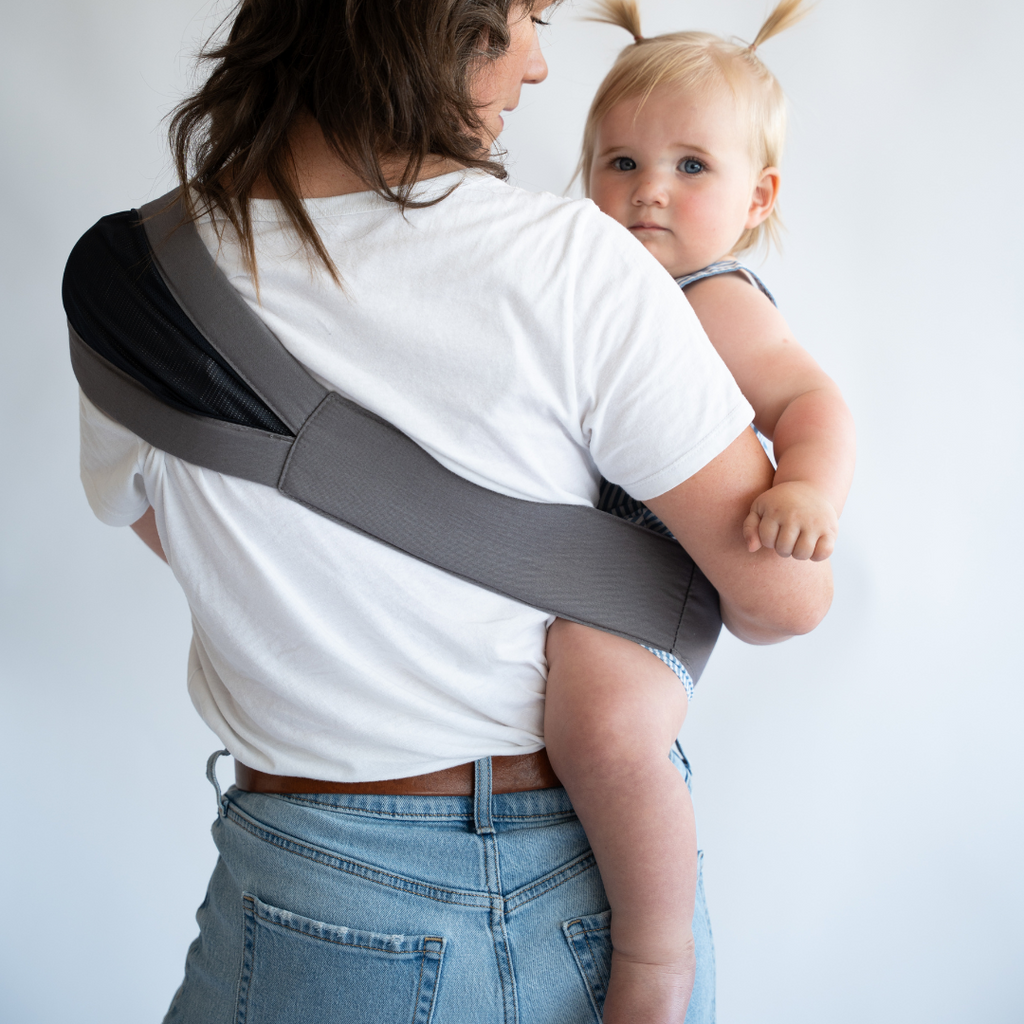 Rouu Baby II Grey Stone ergonomic hip carrier, front view